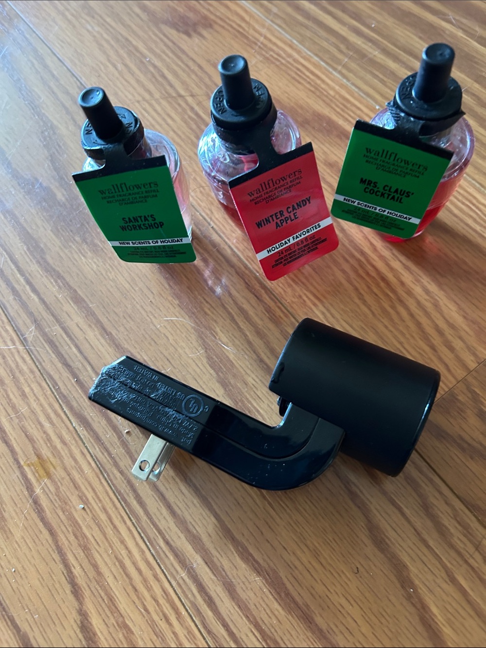 Bath & Body Works Black Wallflowers Plug with Holiday Scent Refills